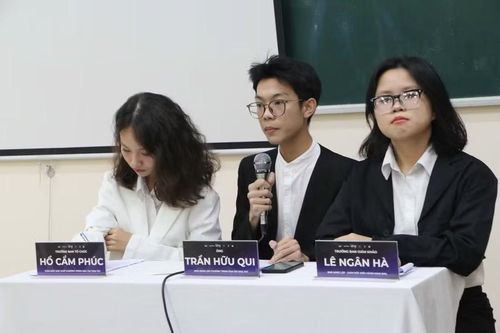 Sinh viên Khoa Báo chí Truyền thông - HCMUSSH thực hành tổ chức họp báo trong môn Quan hệ công chúng. Ảnh: Hữu Qui.