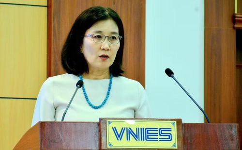 Bà Miki Nozawa, Trưởng Ban Giáo dục, Văn phòng UNESCO Hà Nội chia sẻ tại hội thảo.