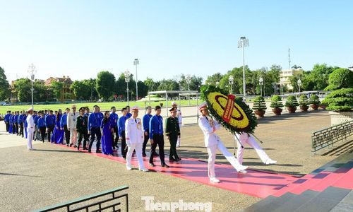 Đoàn đại biểu dâng hoa và vào lăng viếng Chủ tịch Hồ Chí Minh.