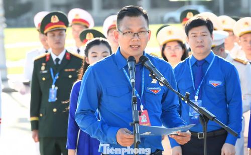Đại biểu Phạm Quang Thắng báo công dâng Bác.