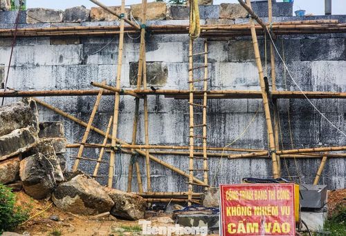 Theo hồ sơ thiết kế được phê duyệt, đơn vị thi công sẽ tháo dỡ các phần tường đá và đất đắp đã suy yếu, xử lý nền móng khảo cổ trước khi phục hồi lại hệ thống tường thành bằng các khối đá có thành phần lý hóa tương đồng với vật liệu nguyên gốc.