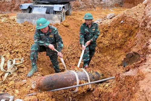 Lực lượng quân sự tiến hành hủy nổ quả bom.