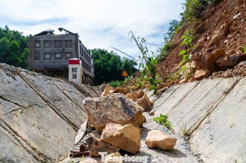 Theo ghi nhận của PV, đất đá từng mảng lớn tràn từ trên đồi xuống gây nguy hiểm cho các phương tiện lưu thông vào xã.