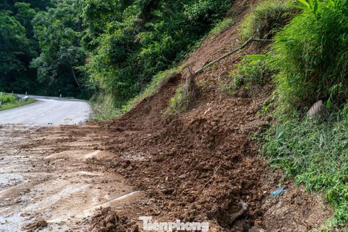 Việc sạt lở đã gây ra khó khăn cho việc di chuyển của người dân, đặc biệt là phương tiện xe máy.
