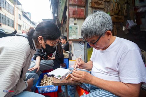 Điều làm ông Toàn vui hơn cả là sự quan tâm của giới trẻ với các con dấu mà ông làm. Đã có lúc ông nghĩ rằng nghề của ông đã trở thành dĩ vãng, không ai còn nhớ tới.