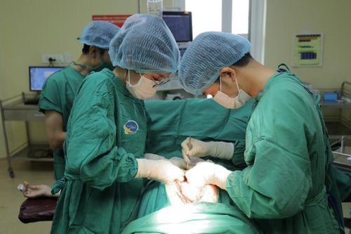 Các bác sĩ tiến hành ca phẫu thuật.