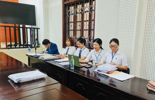 Luật sư Phạm Thị Lan (giữa) tham gia bào chữa trong một phiên tòa hình sự.