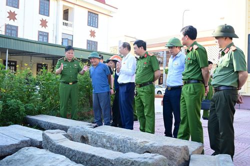 Đại tá Bùi Trung Thành, Phó Giám đốc, Thủ trưởng Cơ quan CSĐT Công an TP. Hải Phòng bàn giao các nhịp cầu đá cổ cho địa phương.