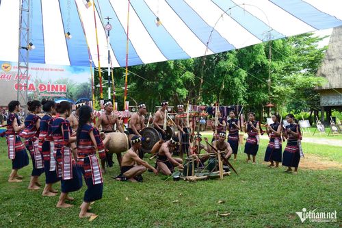 Tiếng cồng, tiếng chiêng ngân dài....