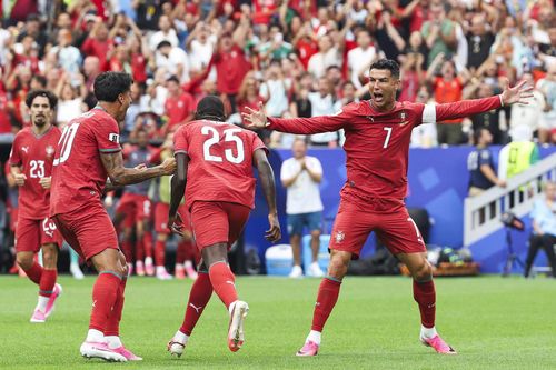 Ronaldo ăn mừng với các đồng đội. Ảnh: EPA