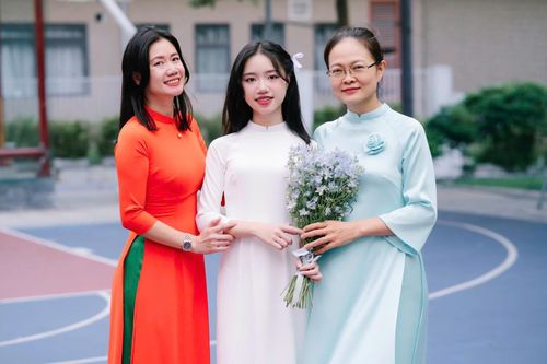 Đặng Huyền Anh cùng giáo viên chủ nhiệm Trần Thị Nga (phải) và mẹ. Ảnh: NVCC