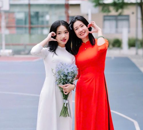 Chị Phạm Thị Thu Huyền cùng con gái Đặng Huyền Anh - thủ khoa thi lớp 10 chuyên Văn của Hà Nội năm 2026. Ảnh: NVCC
