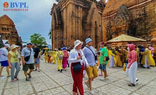 Du khách quốc tế tham quan tại Tháp Bà Pô Nagar Nha Trang. Ảnh: NH.