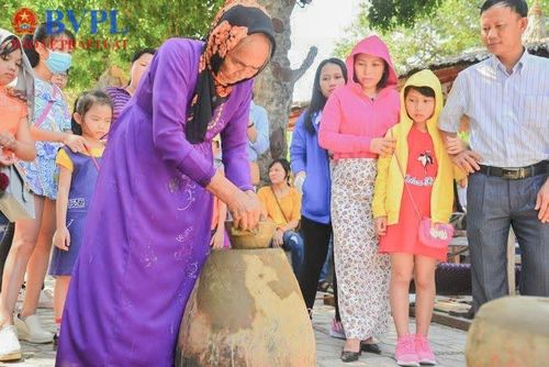  Ngoài trải nghiệm thực tế, phương thức truyền thông mới thông qua nền tảng số cho phép du khách tham quan di sản trên không gian số. Ảnh: NH.