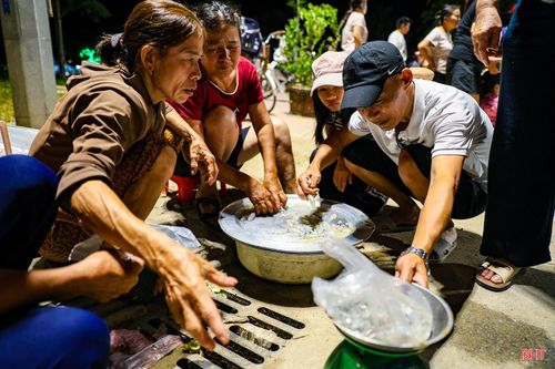 Không biển hiệu, không quầy hàng cố định, nhưng chợ đêm hải sản Xuân Thành vẫn luôn đông vui bởi sự dân dã và nét sinh hoạt đặc trưng của ngư dân miền biển.