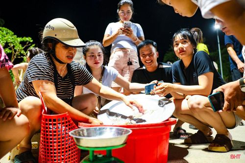 Chợ đêm hải sản không chỉ là nơi mua bán mà còn trở thành sản phẩm du lịch độc đáo, góp phần mang đến cho du khách những trải nghiệm đáng nhớ khi đến với biển Xuân Thành.