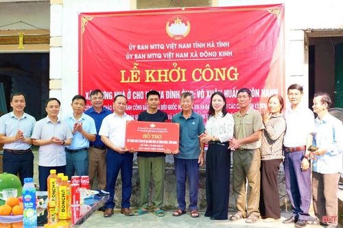 Lãnh đạo xã Đông Kinh trao tiền hỗ trợ làm nhà ở cho ông Võ Xuân Huấn.