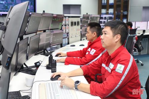 Kỹ sư vận hành các tổ máy phát điện tại Phòng Điều khiển trung tâm, Nhà máy Nhiệt điện Vũng Áng 1.