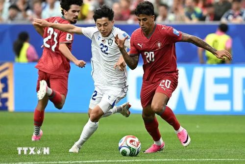 Tình huống Cancelo bị Fayzullaev phạm lỗi. (Ảnh: AFP/TTXVN)