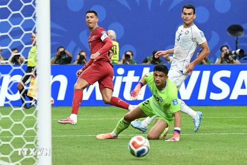 Ronaldo hoàn tất cú đúp vào lưới Uzbekistan. (Ảnh: AFP/TTXVN)
