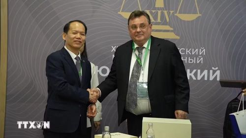Bộ trưởng Bộ Tư pháp Hoàng Thanh Tùng gặp làm việc với Bộ trưởng Tư pháp Liên bang Nga Konstantin Chuychenko. (Ảnh: Trần Hải/TTXVN)