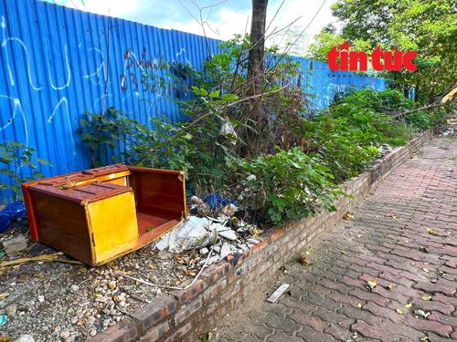 Tình trạng đổ trộm phế thải xung quanh dự án công viên.