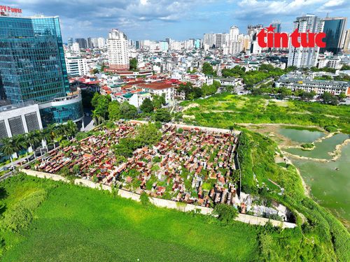 Trong phạm vi dự án Công viên hồ điều hòa khu đô thị Tây Nam Hà Nội có một khu nghĩa trang.