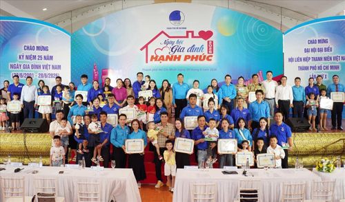 Các gia đình văn hóa, hạnh phúc tiêu biểu năm 2026 chụp ảnh lưu niệm tại Ngày hội “Gia đình hạnh phúc” và tuyên dương “Gia đình văn hóa, hạnh phúc tiêu biểu” năm 2026 Khu du lịch Văn hóa Suối Tiên, Hội Liên hiệp Thanh niên Việt Nam Thành phố Hồ Chí Minh, sáng 20/6/2026. Ảnh: Trung Tuyến/TTXVN