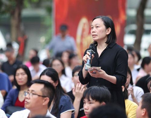 Phụ huynh có con trúng tuyển vào Trường THPT Đoàn Kết - Hai Bà Trưng năm học 2026-2027 quan tâm về các tổ hợp môn học của trường. Ảnh: Thanh Tùng/TTXVN
