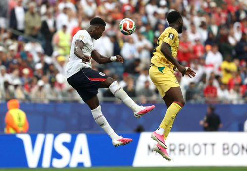 Pha không chiến giữa hậu vệ Anh Marc Guehi (trái) với tiền đạo Ghana Inaki Williams ju. Ảnh: AFP/TTXVN