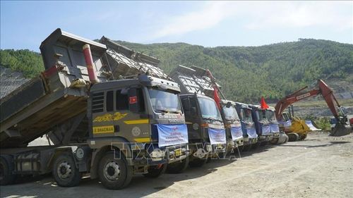Các phương tiện, máy móc phục vụ cho dự án xây dựng nhà máy đốt rác phát điện tại phường Quy Nhơn Tây. Ảnh: Sỹ Thắng/TTXVN