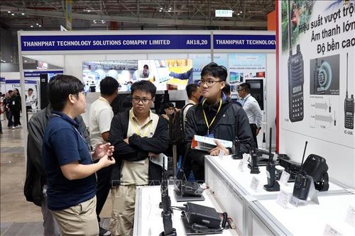 Đại biểu tìm hiểu các sản phẩm công nghệ tại Triển lãm Vietnam ICTCOMM 2026.