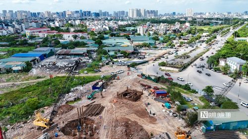 Theo quan sát, nhà thầu đang tiến hành nhồi cọc thi công phần trụ cầu vượt.
