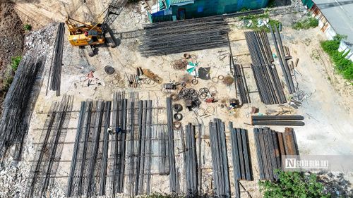 Nguyên vật liệu xây dựng, sắt thép được tập kết số lượng lớn tại công trường.