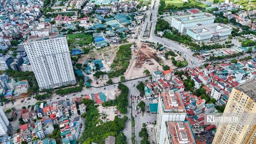 Theo ghi nhận đến nay, các công trình nằm trong diện tích giải tỏa đều được tháo dỡ, phần mặt bằng rộng lớn của nút giao Phạm Tu - Xa La dần lộ diện.