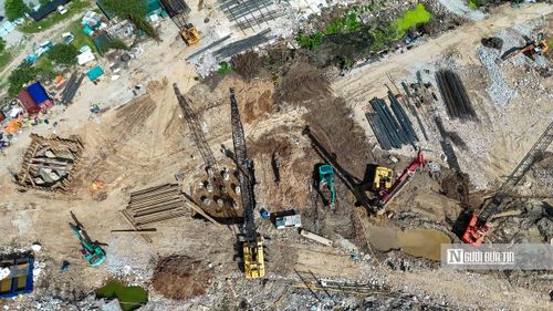 Theo ghi nhận chiều ngày 23/6, trên công trường nút giao Phạm Tu - đường 70 là hình ảnh thi công nhộn nhịp. Bên trong công trường có nhiều máy móc, nhân lực được huy động để đẩy nhanh tiến độ dự án.