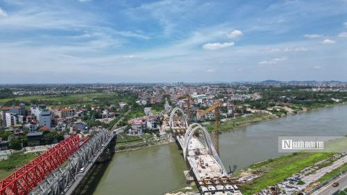 Dự án được khởi công từ tháng 7/2023, do Bộ Xây dựng phối hợp cùng UBND Tp.Hà Nội triển khai. Công trình được thiết kế xây dựng song song với cầu hiện hữu. Dự án bao gồm hai đơn nguyên song song cách nhau khoảng 100m, tách bạch hoàn toàn giữa đường bộ và đường sắt để tăng cường năng lực vận tải và an toàn giao thông.