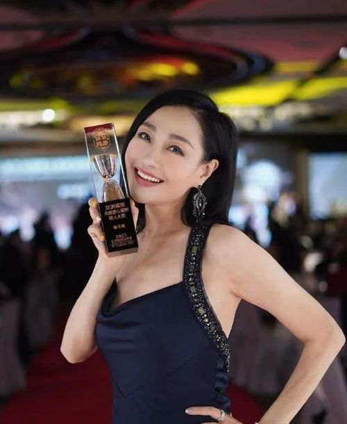 Cô vẫn độc thân ở ngưỡng tuổi ngoài 60.