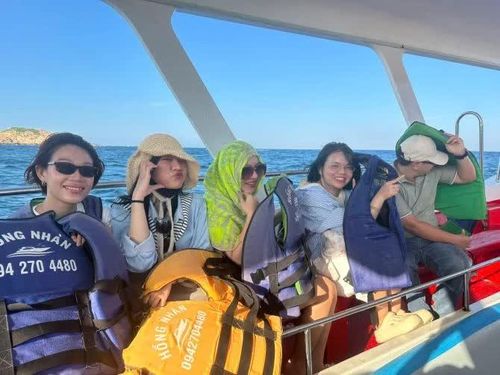 Mùa hè đến, cũng là thời điểm nhiều du khách lựa chọn trải nghiệm những nơi có biển, đảo hay sông nước nhằm "giải nhiệt". Ảnh: Trần Linh.