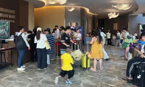 Khách lưu trú đang đứng xếp hàng để check-in tại một khách sạn ở Nha Trang, Khánh Hòa chiều ngày 23/6. Ảnh: Hoài Anh