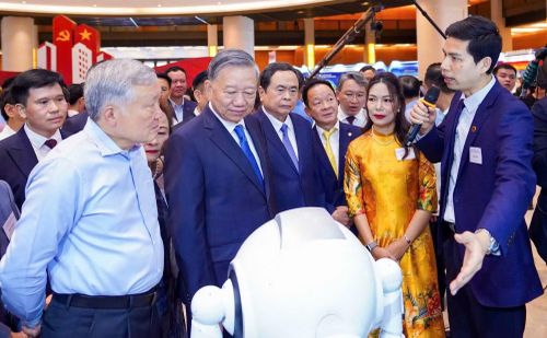Ông Lê Hồng Quang (phải) giới thiệu về các tính năng tích hợp AI trên hệ sinh thái nền tảng do MISA phát triển.