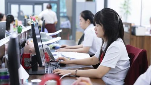 Nhân viên Bệnh viện Đa khoa Quốc tế Hợp Lực giờ đây theo dõi các chỉ số vận hành trên nền tảng quản trị tập trung được doanh nghiệp triển khai trong quá trình chuyển đổi số.