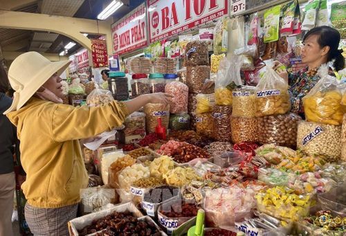 Các quầy sạp ưu tiên hàng Việt phục vụ người tiêu dùng TP. Hồ Chí Minh. Ảnh: Hương Giang - TTXVN