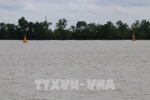 Khu vực khai thác cát trên sông Hậu đã được các đơn vị thả phao đánh dấu. Ảnh: Thanh Hòa - TTXVN
