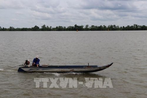 Khu vực khai thác cát trên sông Hậu đã được các đơn vị thả phao đánh dấu. Ảnh: Thanh Hòa - TTXVN