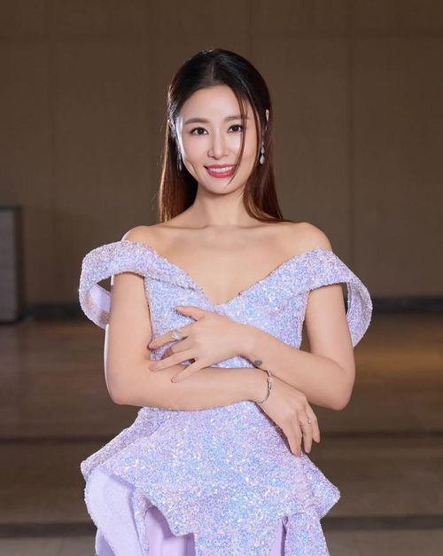 Lâm Tâm Như thể hiện nhiều sự bồi hồi, xúc động khi về chốn quen thuộc. Ảnh: IGNV