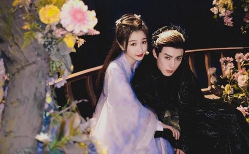 Thương Lan Quyết từng tạo nên cơn sốt lớn nhờ câu chuyện tình yêu giữa tiểu tiên nữ Hoa Lan Nhỏ và Ma Tôn Đông Phương Thanh Thương. Từ một đại ma đầu lạnh lùng, đoạn tuyệt thất tình lục dục, Đông Phương Thanh Thương dần thay đổi khi bị ràng buộc bởi Đồng Tâm Chú với Hoa Lan Nhỏ. Bên cạnh phần hình ảnh đẹp mắt và kỹ xảo ấn tượng, bộ phim còn chạm đến cảm xúc người xem thông qua hành trình trưởng thành của các nhân vật và chuyện tình vượt qua ranh giới tiên - ma.