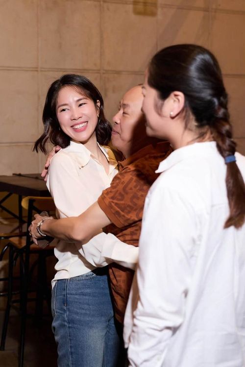 Lê Phương vui mừng trong ngày họp lớp.