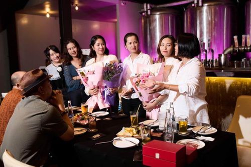 Khoảnh khắc xúc động của Lê Phương trong ngày họp lớp.