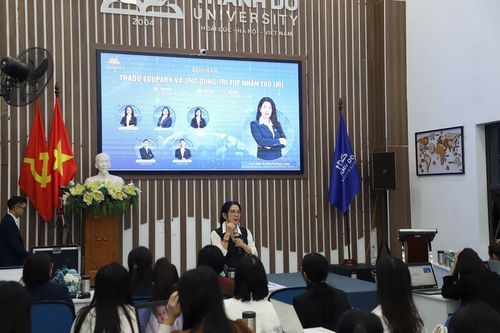PGS. TS. Phan Thị Thanh Thảo chia sẻ tại chuỗi seminar với chủ đề “Thado Edupark và ứng dụng trí tuệ nhân tạo trong công việc”, mở ra hướng đi mới trong giáo dục và quản lý. Ảnh: TDU